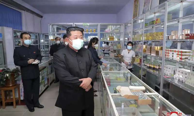 Kim Jong Un visita una farmacia