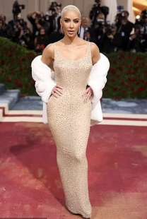 kim kardashian con il vestito di marilyn al met gala 3