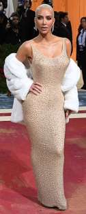 kim kardashian con il vestito di marilyn al met gala 4