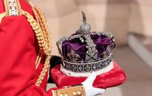 la corona della regina al queen's speech 01