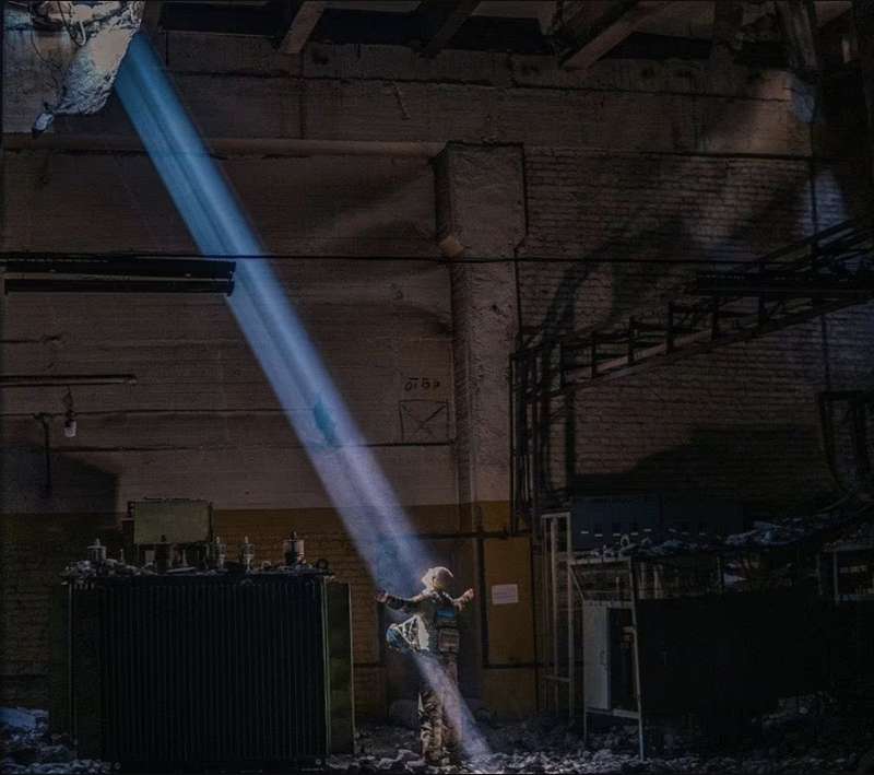 la luce entra nell acciaieria azovstal