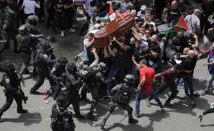 la polizia israeliana carica il corteo funebre della giornalista shireen abu akleh 1