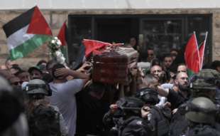 la polizia israeliana carica il corteo funebre della giornalista shireen abu akleh 11