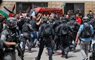 la polizia israeliana carica il corteo funebre della giornalista shireen abu akleh 3