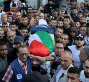 la polizia israeliana carica il corteo funebre della giornalista shireen abu akleh 9