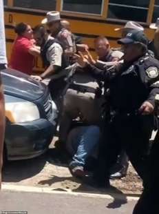 La polizia trattiene i genitori fuori dalla scuola di Uvalde in Texas