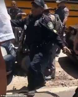 La polizia trattiene i genitori fuori dalla scuola di Uvalde in Texas 2