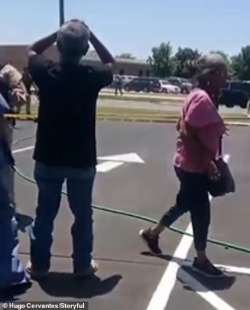 La polizia trattiene i genitori fuori dalla scuola di Uvalde in Texas 3