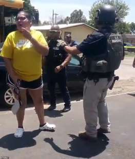 La polizia trattiene i genitori fuori dalla scuola di Uvalde in Texas 4