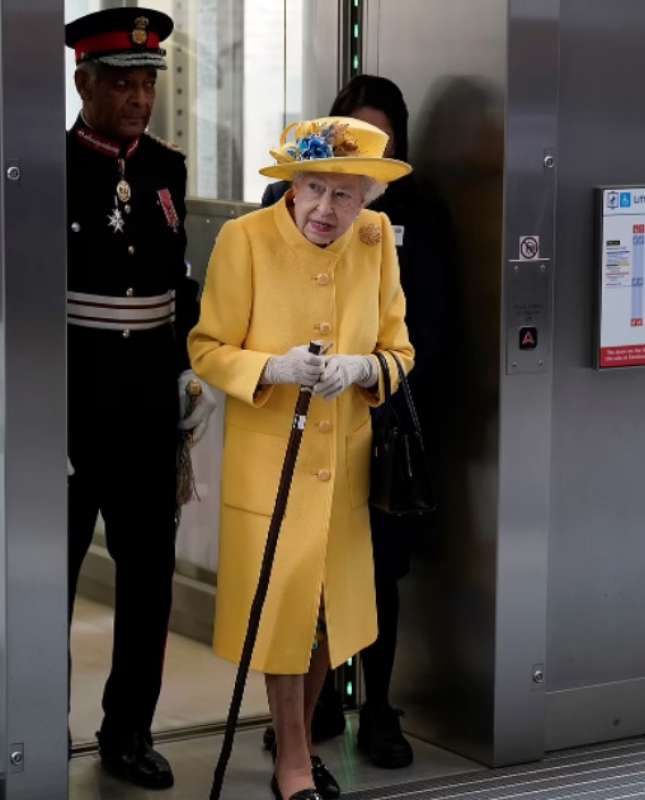 la regina elisabetta inaugura una linea della metro 12