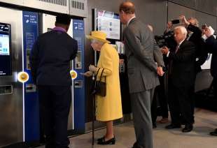 la regina elisabetta inaugura una linea della metro 15