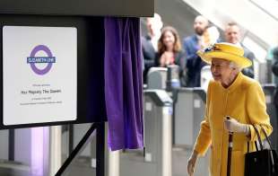 la regina elisabetta inaugura una linea della metro 4