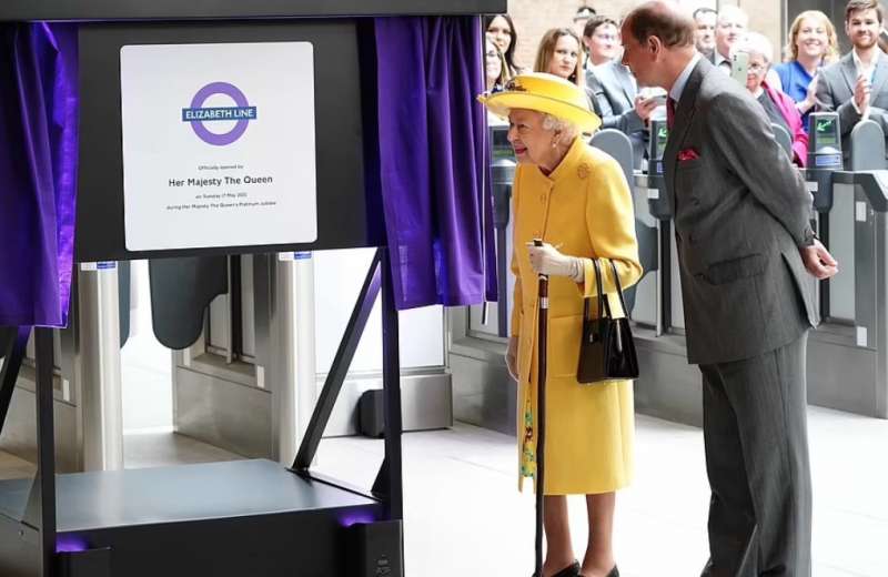 la regina elisabetta inaugura una linea della metro 9