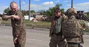 la resa del battaglione azov il video pubblicato dai russi 1