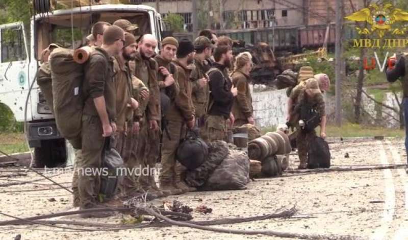 la resa del battaglione azov il video pubblicato dai russi 5