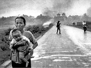 la zia di kim phuc con un bambino di nove mesi che morira dopo dieci giorni
