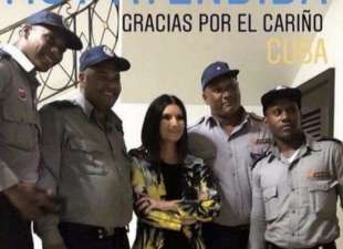laura pausini con i membri del controspionaggio del governo cubano