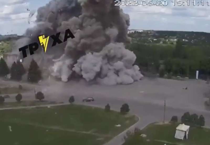 missile russo colpisce il palazzo della cultura di lozova 5