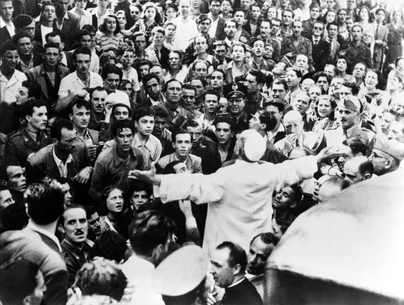 Papa Pio XII a San Giovanni dopo i bombardamenti 1943