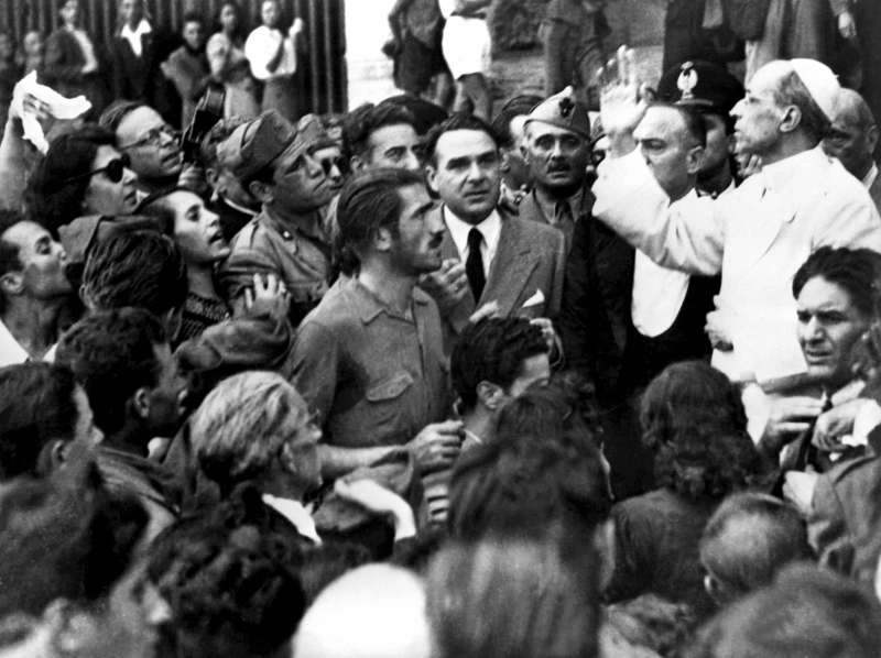 Papa Pio XII a San Giovanni dopo i bombardamenti 1943 2