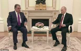 putin che muove la gamba durante l incontro con il presidente del tagikistan