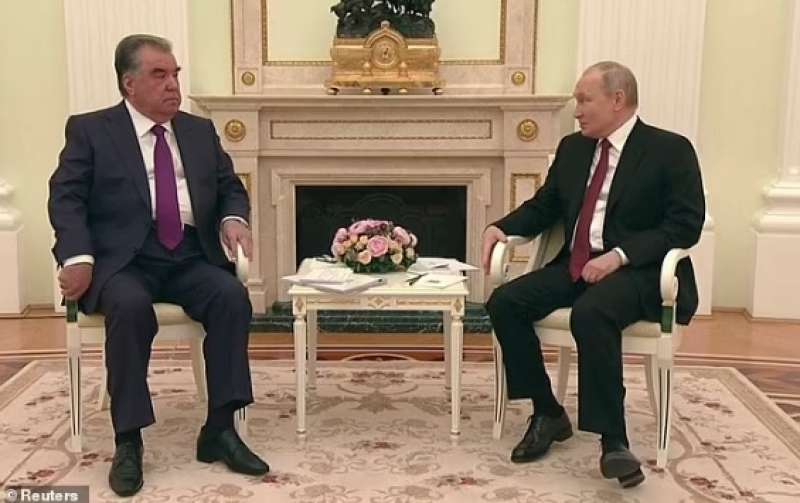 putin che muove la gamba durante l incontro con il presidente del tagikistan