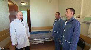 Putin parla con i feriti in un ospedale di Mosca