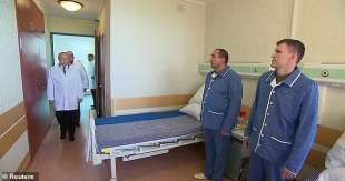 Putin parla con i feriti in un ospedale di Mosca 3