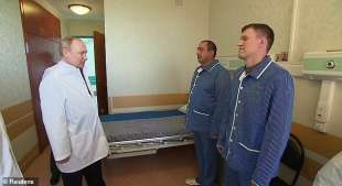 Putin parla con i feriti in un ospedale di Mosca 4