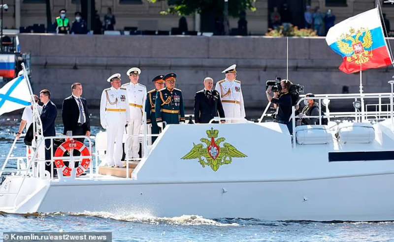Putin sulla nave da parata