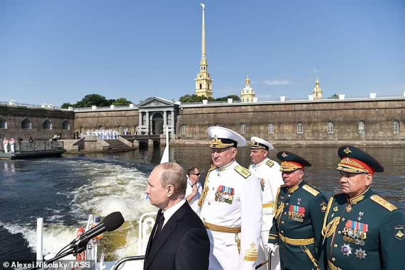 Putin sulla nave da parata 2