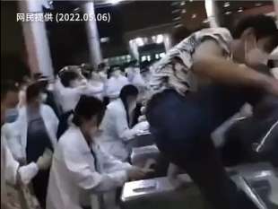 rivolta operai quanta a shanghai per il lockdown 1