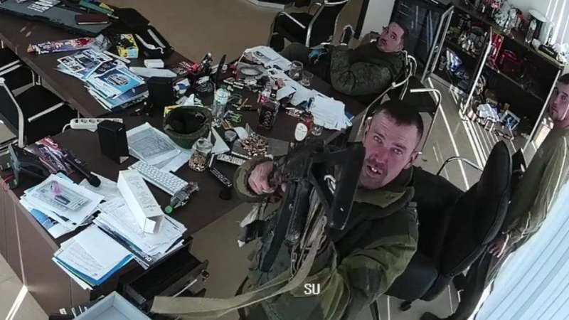 soldati russi sparano a due civili disarmati