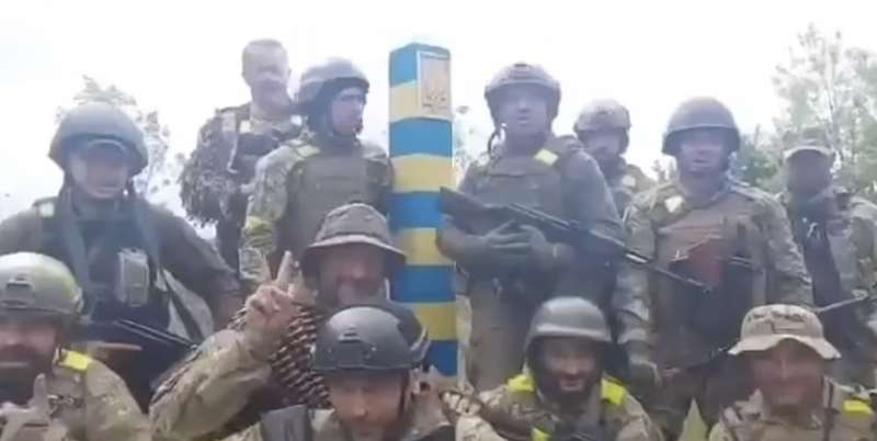 soldati ucraini al confine con la russia