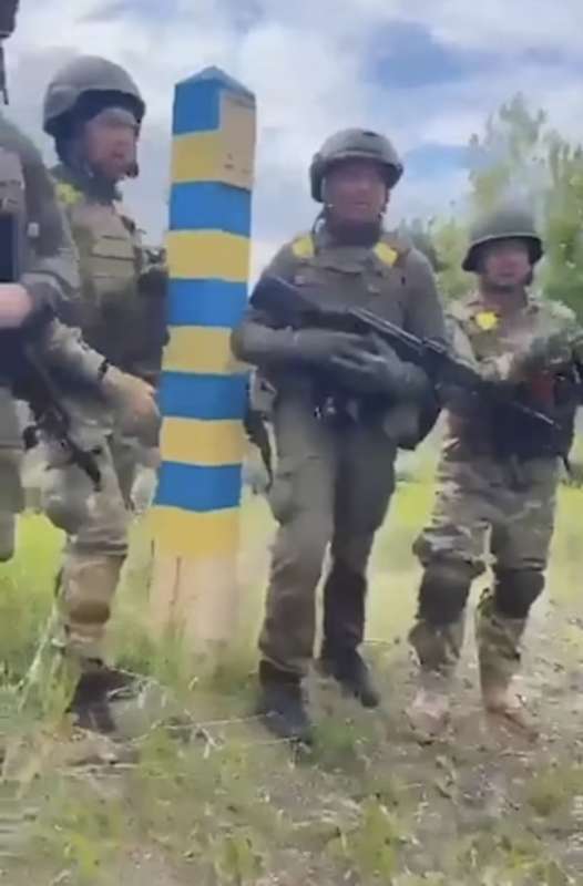 soldati ucraini al confine con la russia 2