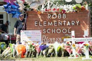 Tributi alle vittime della strage della Robbery Elementary School