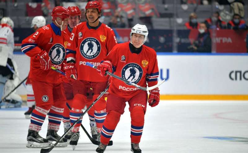 Vladimir Putin a una partita di hockey ghiaccio