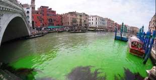 acqua del canal grande colorata di verde 1
