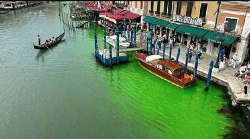 acqua del canal grande colorata di verde 3