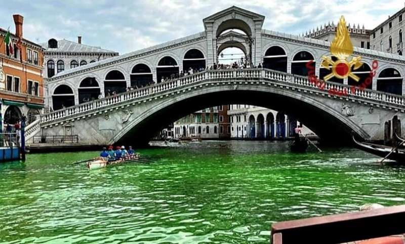 acqua del canal grande colorata di verde 4