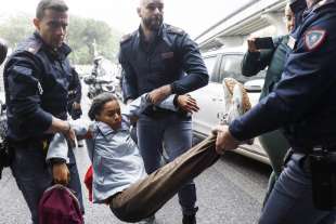 attivisti di ultima generazione bloccano la tangenziale a roma 10