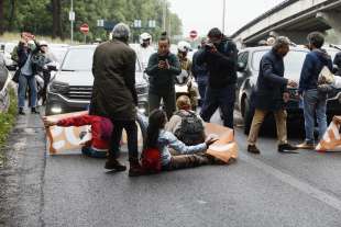 attivisti di ultima generazione bloccano la tangenziale a roma 12
