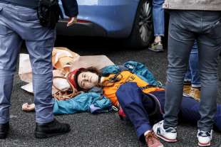attivisti di ultima generazione bloccano la tangenziale a roma 2