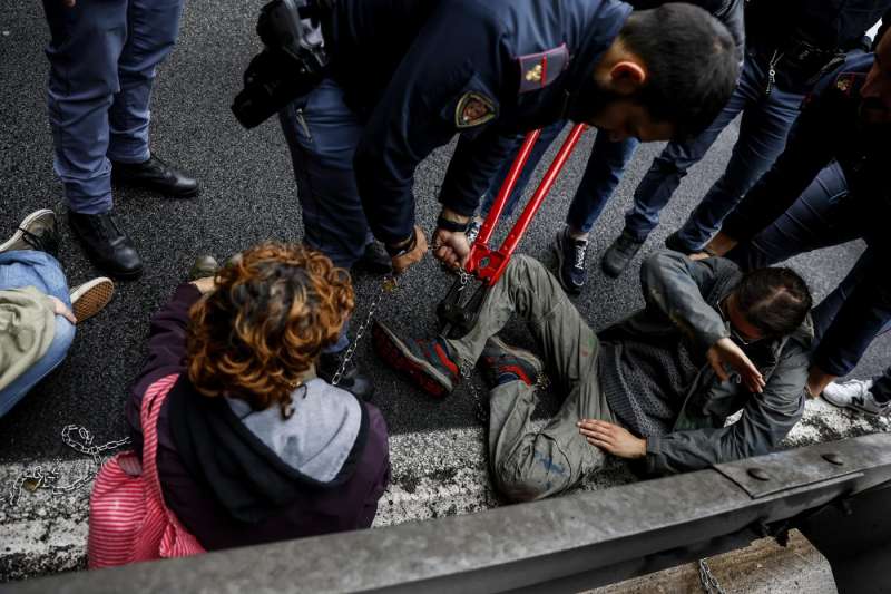 attivisti di ultima generazione bloccano la tangenziale a roma 8