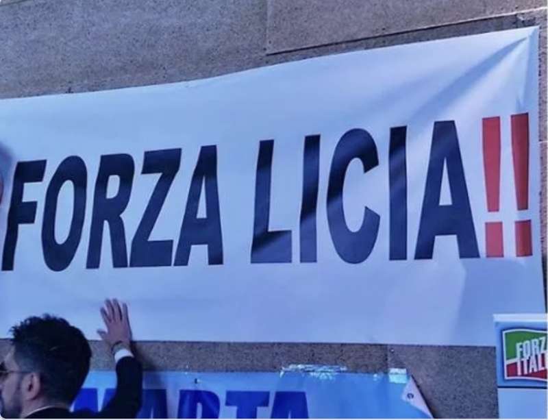 CONVENTION DI FORZA ITALIA - STRISCIONE PER LICIA RONZULLI