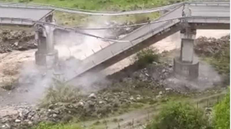 crollo del viadotto sul fiume trionto sulla sila 3
