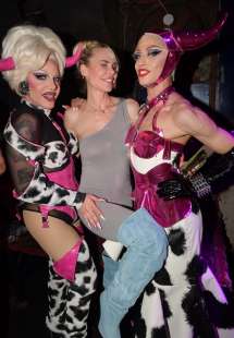 ilary blasi con le drag queen foto di bacco (2)