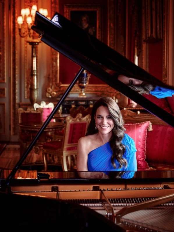 kate middleton suona il pianoforte per l eurovision song contest di liverpool