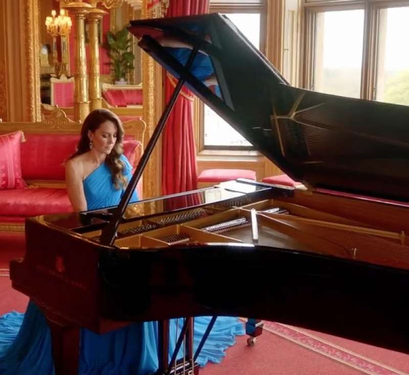 kate middleton suona il pianoforte per l eurovision song contest di liverpool.