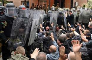 kosovo scontri tra serbi e soldati nato a zvecan 10